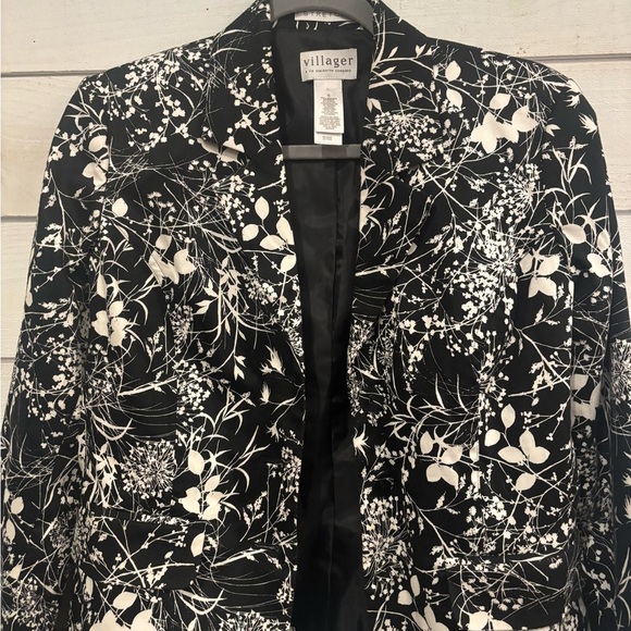 Villager Black and White Floral Blazer in size 6. Great condition! - Picture 4 of 13